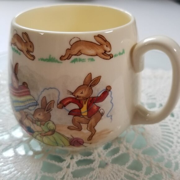 Royal Doulton Bunnykins cup Bunnies Knitting/Unravelling Yarn made in England - Picture 2 of 11